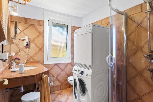 uma casa de banho com um frigorífico e uma máquina de lavar e secar roupa em Vistamar em Santa Úrsula