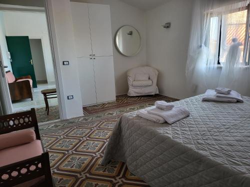 ロッサーノにあるCasa Caraccioloのベッドルーム1室(大型ベッド1台、タオル付)