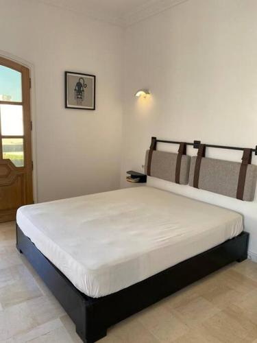 a bedroom with a bed in a room at La Villa 91 in Monastir