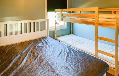 1 Schlafzimmer mit 2 Etagenbetten in einem Zimmer in der Unterkunft Stunning Home In Kalmar With Kitchen in Kalmar