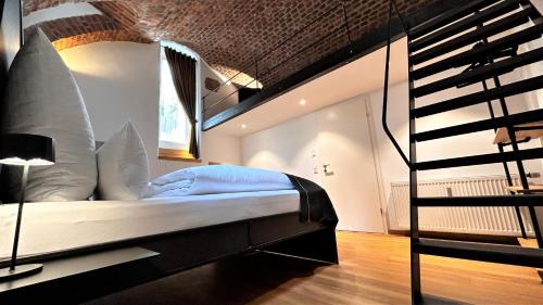een slaapkamer met een bed en een wenteltrap bij Historical Luxury Homes - Luxus Familien Suite in Freiburg im Breisgau