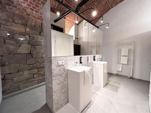 uma casa de banho com 2 lavatórios e uma parede de pedra em Historical Luxury Homes - Luxus Familien Suite em Friburgo em Brisgóvia