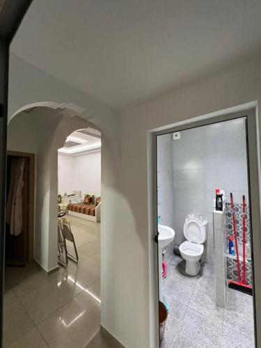 een badkamer met een toilet in een kamer bij Appartement dans résidence à 2 pas de la mer et parking in Tanger