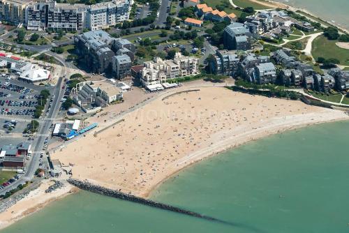 an aerial view of a beach with a group of people at Maison à 400 m du vieux port in La Rochelle