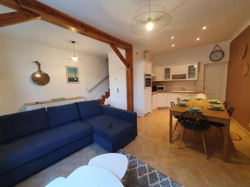 un salon avec un canapé bleu et une table dans l'établissement Maison à 400 m du vieux port, à La Rochelle