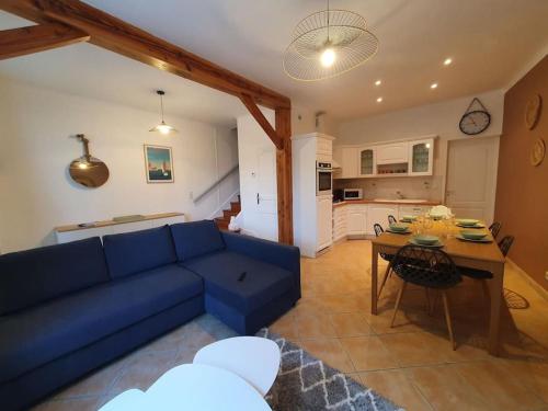 - un salon avec un canapé bleu et une table dans l'établissement Maison à 400 m du vieux port, à La Rochelle