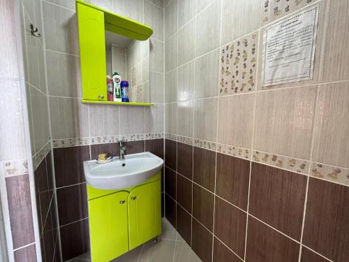 a bathroom with a green cabinet and a sink at Ailus in Chok-Tal