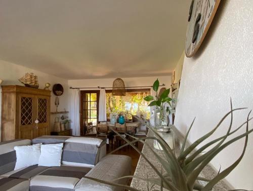 a living room with a couch and a table at Villa Acchiappasogni in Porto San Paolo