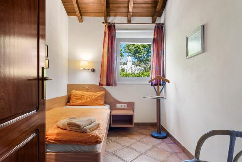Cette petite chambre comprend un lit et une fenêtre. dans l'établissement Vistamar, à Santa Úrsula