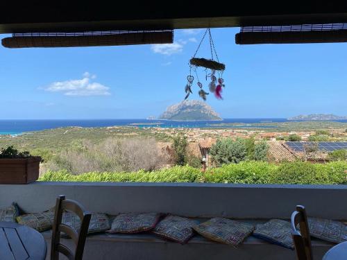 um quarto com uma janela com vista para uma montanha em Villa Acchiappasogni em Porto San Paolo