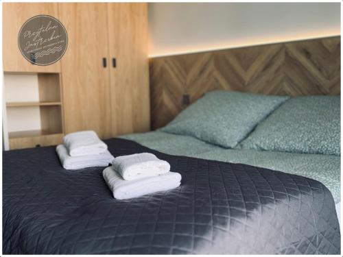 a bedroom with two towels on a bed at Przytulna Jastrzębia in Jastrzębia Góra