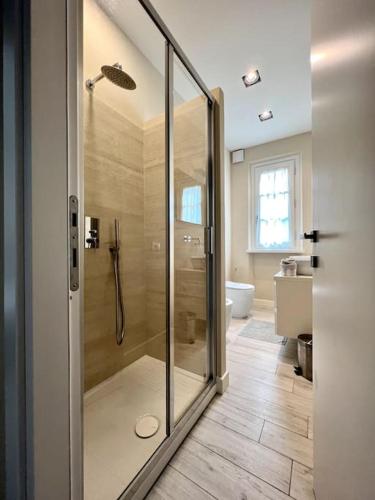 a bathroom with a shower with a glass door at Villa Carli in centro a Forte dei Marmi in Forte dei Marmi