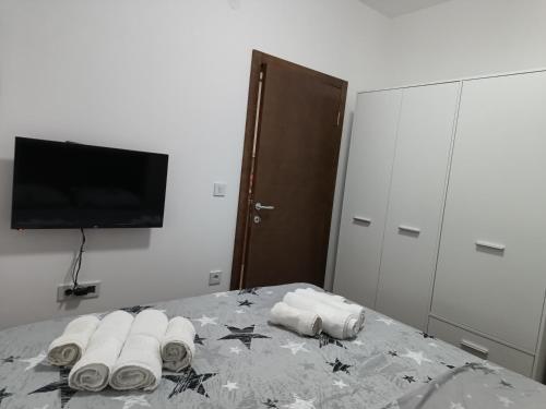 um quarto com uma mesa com toalhas enroladas em Apartman ELENA em Jagodina