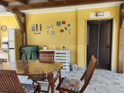 ein Esszimmer mit einem Tisch und Stühlen in der Unterkunft Casa Parco Aranci in Formia