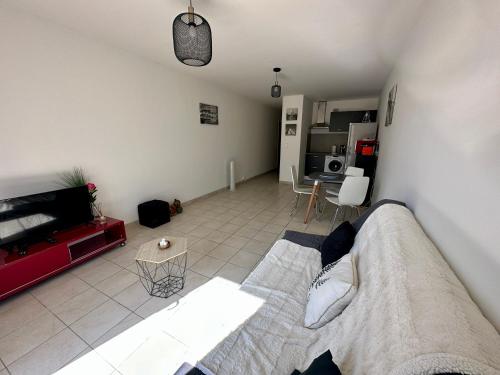 un salon avec un canapé et une table dans l'établissement Studio climatisé cœur historique d'Ajaccio, à Ajaccio