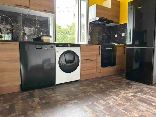 Kuchyň nebo kuchyňský kout v ubytování Logement tout confort avec jardin proche centre
