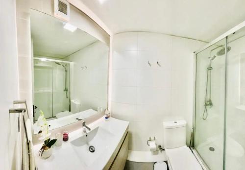 a bathroom with a sink and a shower and a toilet at Hermoso Depto para 4 personas ,con Arcade de juegos y vista hacia las Dunas y el Mar in Concón