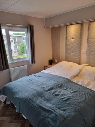 Postel nebo postele na pokoji v ubytování Camping Zeezicht Verhuur Chalet aan Zee
