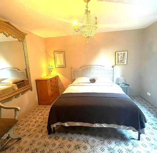 une chambre avec un grand lit et un miroir dans l'établissement Piano apartment, à Taurize