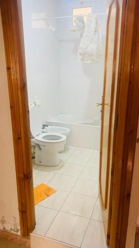 ein Badezimmer mit einem WC und einer Badewanne in der Unterkunft Cartier El MANAR El jadida CITY in El Jadida