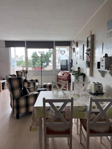 ein Wohnzimmer mit einem Tisch und Stühlen in der Unterkunft Appartement Hüttenzauber in Sankt Englmar in Sankt Englmar