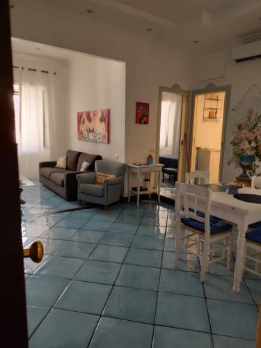 ein Wohnzimmer mit einem Sofa und einem Tisch in der Unterkunft Blue Flat in Neapel
