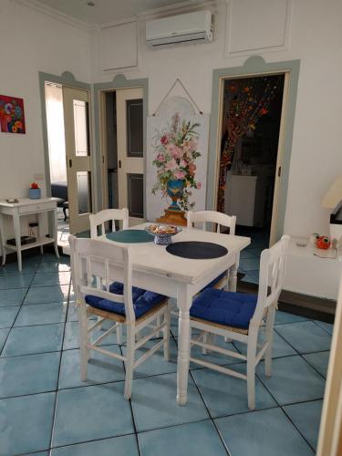 ein Esszimmer mit einem weißen Tisch und Stühlen in der Unterkunft Blue Flat in Neapel