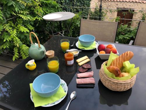 een tafel met een dienblad met eten erop bij Grand studio indépendant in Paulhan