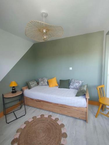 une chambre avec un lit avec des oreillers dessus dans l'établissement Nid douillet climatisée avec terrasse et vélos, à Les Sables-dʼOlonne