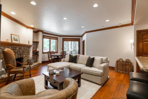 Χώρος καθιστικού στο Strawberry Park True Ski In Ski Out by Vail Realty