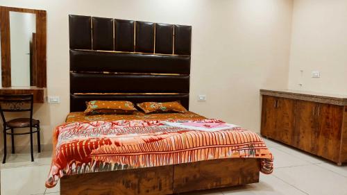Łóżko lub łóżka w pokoju w obiekcie OYO 81292 Rajmani Motel