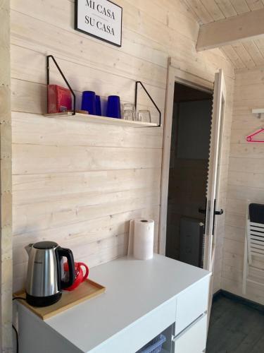 Kuchyň nebo kuchyňský kout v ubytování WOMOCAMP Holzhütte 1