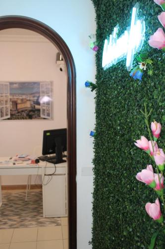 Ce sta 'o mar for في نابولي: مكتب بحائط أخضر عليه لافتة