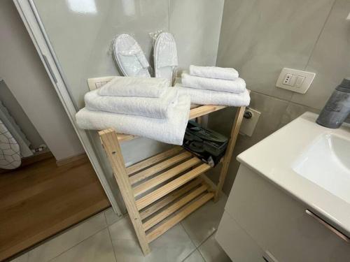 a bathroom with a rack with towels and a sink at Sweet home in Varese