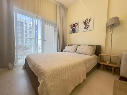 Postel nebo postele na pokoji v ubytování Beautiful studio apartment in Al Furjan