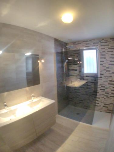 une grande salle de bain avec deux lavabos et une douche dans l'établissement Maison 5 personnes à Noirmoutier, à Noirmoutier-en-l'lle
