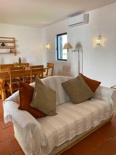 卡巴納斯·德·塔維拉的住宿－Beach House Golden Club，客厅配有带枕头的沙发。