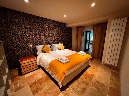 sypialnia z łóżkiem z dwoma ręcznikami w obiekcie Maison avec patio et jacuzzi w mieście Saint-Rémy-de-Provence