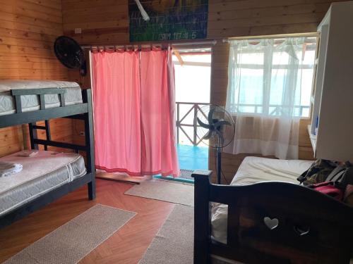 Zimmer mit 2 Etagenbetten und einem Fenster in der Unterkunft Princesa del Mar in Playa Blanca