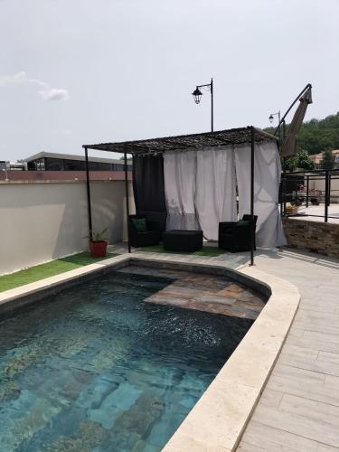 une piscine au sommet d'un immeuble dans l'établissement Villa Sofia, à Malemort-du-Comtat