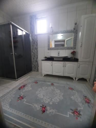 y baño con lavabo y espejo. en Aktürk villa, en Trabzon