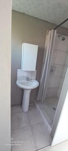 y baño con aseo, lavabo y ducha. en Dlanduna GUEST House en Umzinto