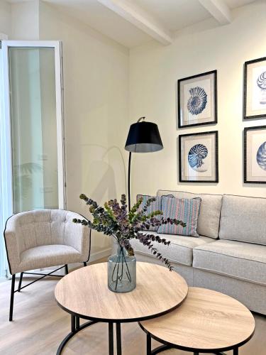 a living room with a couch and a table at Apartamentos Soho Boutique Palillero in Cádiz