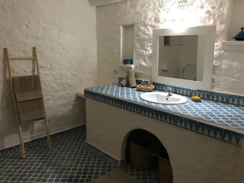 y baño con lavabo y espejo. en Villa Oleya Belle demeure nature, en Essaouira
