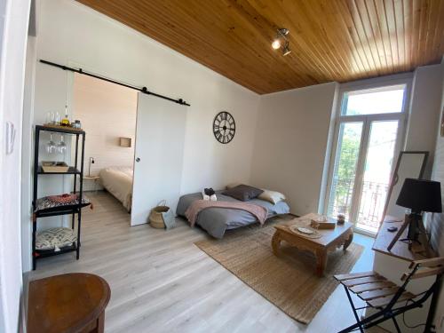 1 dormitorio con 1 cama y 1 mesa en una habitación en Lumineux et confortable 2 pièces, centre Sospel, en Sospel