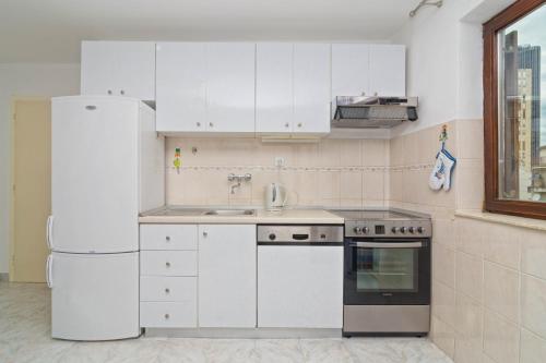 Kuchyňa alebo kuchynka v ubytovaní Cakic apartmani