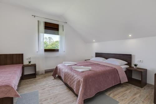 una camera con due letti e una finestra di Deluxe Apartment with Jacuzzi PATAR a Rakovica