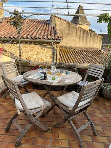 - une table et des chaises sur une terrasse en briques dans l'établissement Charming village house with roof top terrace!, à Thèzan-lès-Béziers