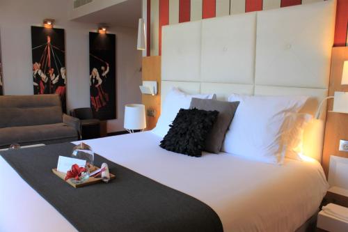 Una cama o camas en una habitación de Hôtel Berria par La Maison de Pierre