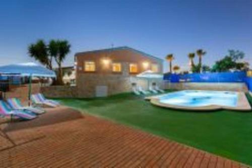 a house with a yard with a swimming pool at Villa Rural Piscina fortuna luxury23 personas 10 Habitaciones habitaciones wifi in Fortuna